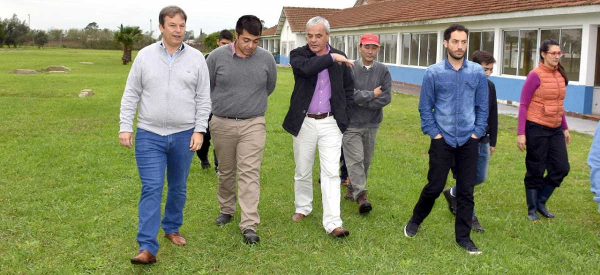 Cascallares recorrió la Escuela Agraria de Brown y entregó equipamiento