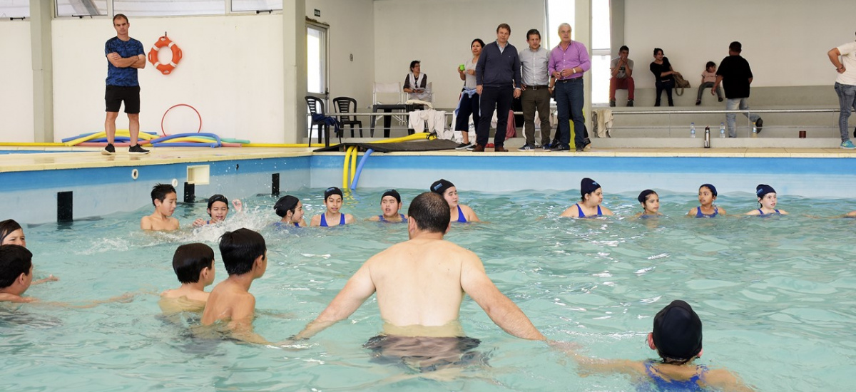 Cascallares junto a cientos de chicos en clase de natación en el Natatorio Municipal
