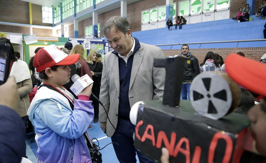 Cascallares junto a alumnos participantes de la Feria Regional de Ciencia y Tecnología