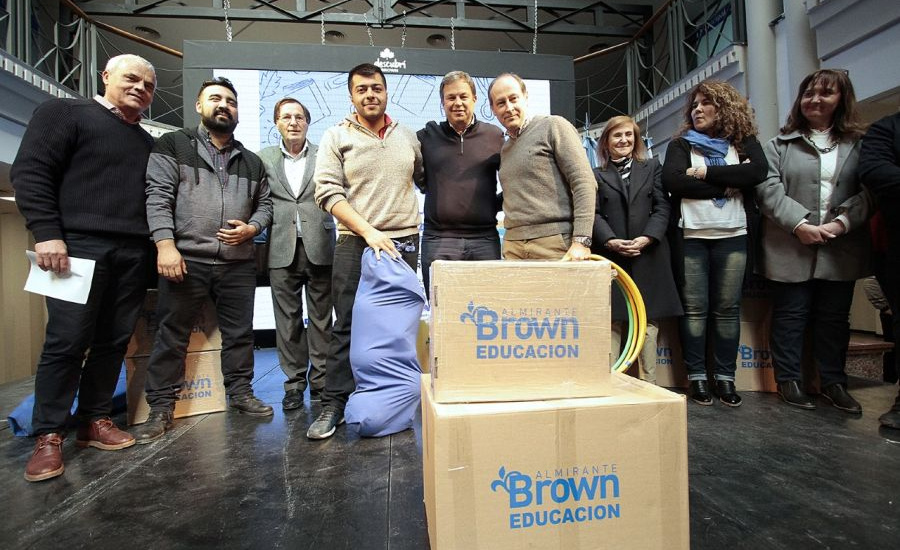 Cascallares entregó materiales educativos a 260 instituciones públicas de Alte Brown