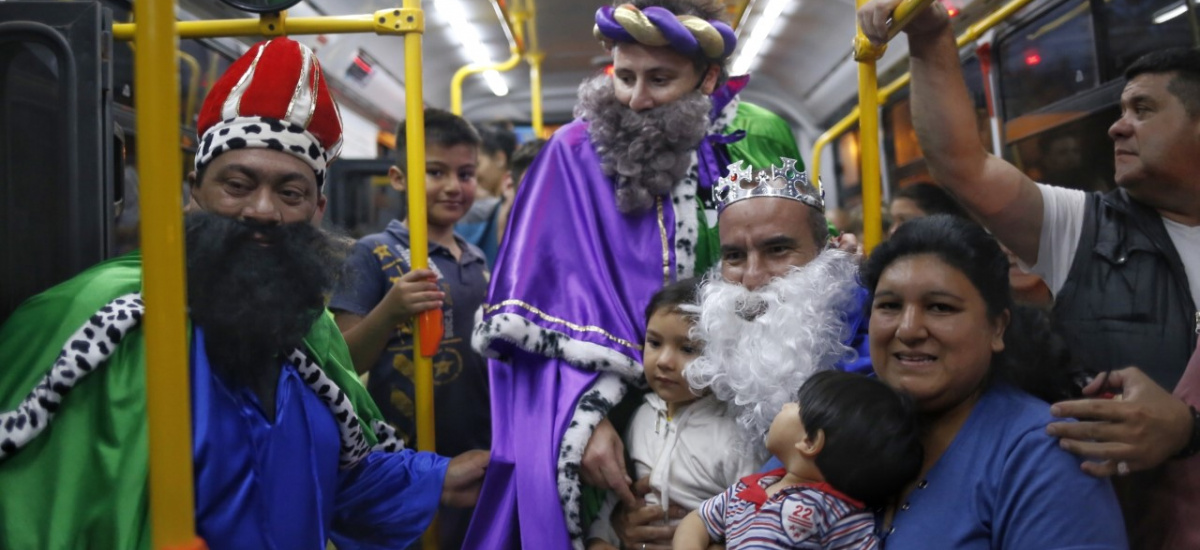 La caravana de los Reyes Magos convocó a una multitud en Almirante Brown
