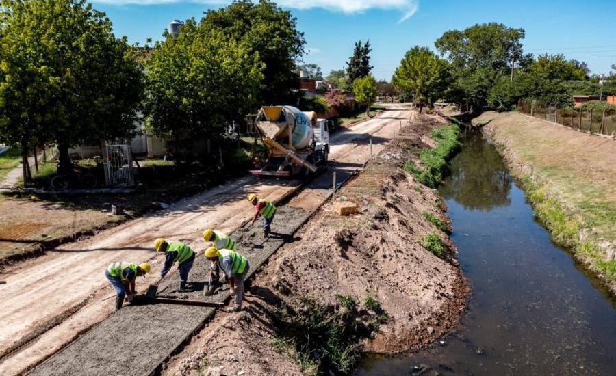 Avanzan las obras en la ribera del Arroyo del Rey que benefician a 80 mil vecinos.